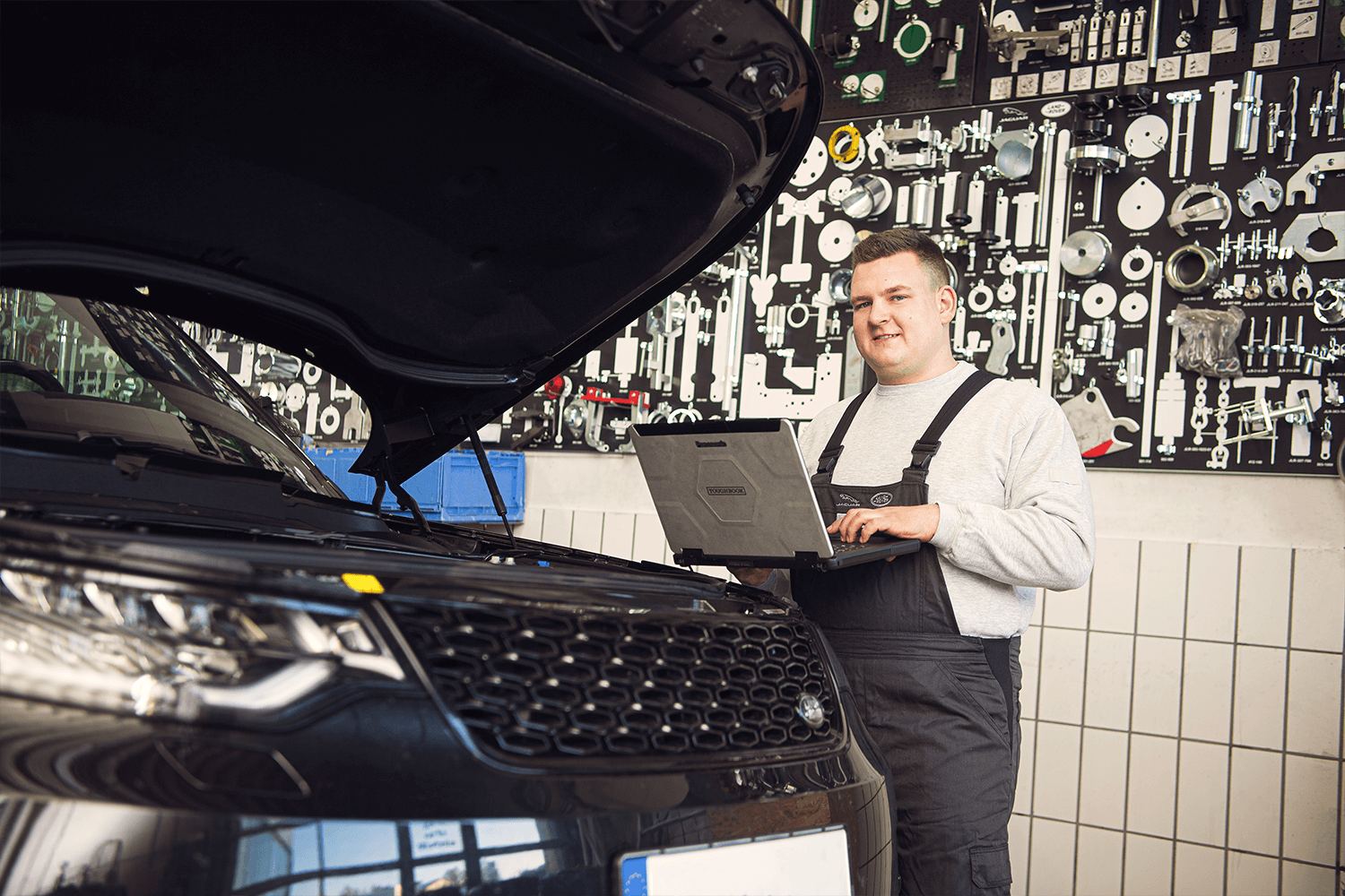 ahg KFZ-Mechatroniker.png